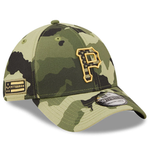 Load image into Gallery viewer, Pittsburgh Pirates New Era 2022 Armed Forces Day 39THIRTY Flex Hat - Camo