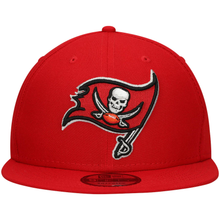 Load image into Gallery viewer, Tampa Bay Buccaneers New Era Basic 9FIFTY Snapback Hat - Red