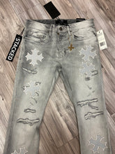 Load image into Gallery viewer, JORDAN CRAIG SYIP VEGAN LEATHER CROSS PATCH JEANS JTF2266 (CEMENT WASH)