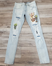 Load image into Gallery viewer, MOTIVE DENIM &quot;MIND OF A HUSTLER&quot; JEANS (LIGHT BLUE)